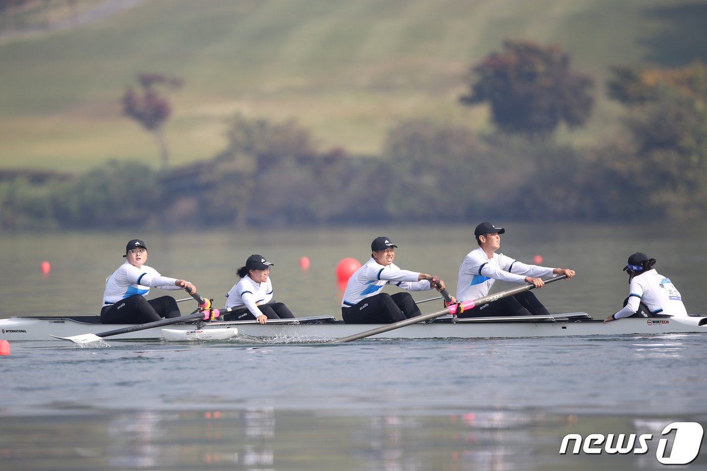 19~24일 울산광역시 일원에서 열린 &#39;42회 전국장애인체육대회&#39;에 출전한 조정선수단이 역주하고 있다.&#40;충북장애인체육회 제공&#41;.2022.10.24/뉴스1