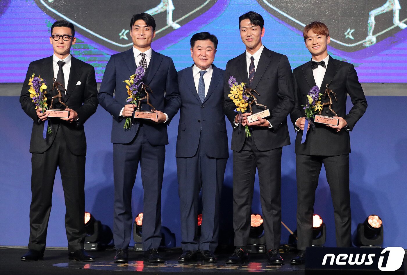 본문 이미지 - 김진수(전북), 박진섭(전북), 김영권(울산), 김태환(울산)이 24일 서울 양재동 더케이호텔에서 열린 하나원큐 K리그 2022 대상 시상식에서 K리그1 베스트11 수비수 부문을 수상 후 권오갑 총재와 기념촬영을 하고 있다. 2022.10.24/뉴스1 ⓒ News1 박세연 기자