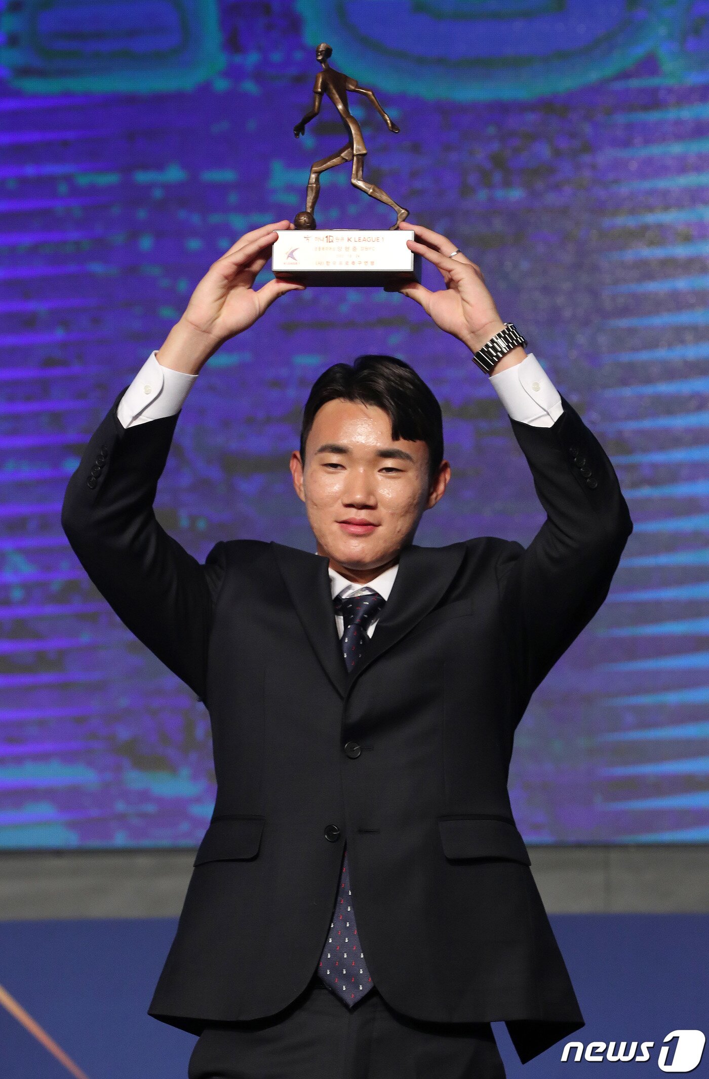 본문 이미지 - 양현준(강원)이 24일 오후 서울 양재동 더 케이 호텔에서 진행된‘하나원큐 K리그 2022 대상 시상식’에서 영플레이어상 수상 후 기념촬영을 하고 있다. 2022.10.24/뉴스1 ⓒ News1 박세연 기자