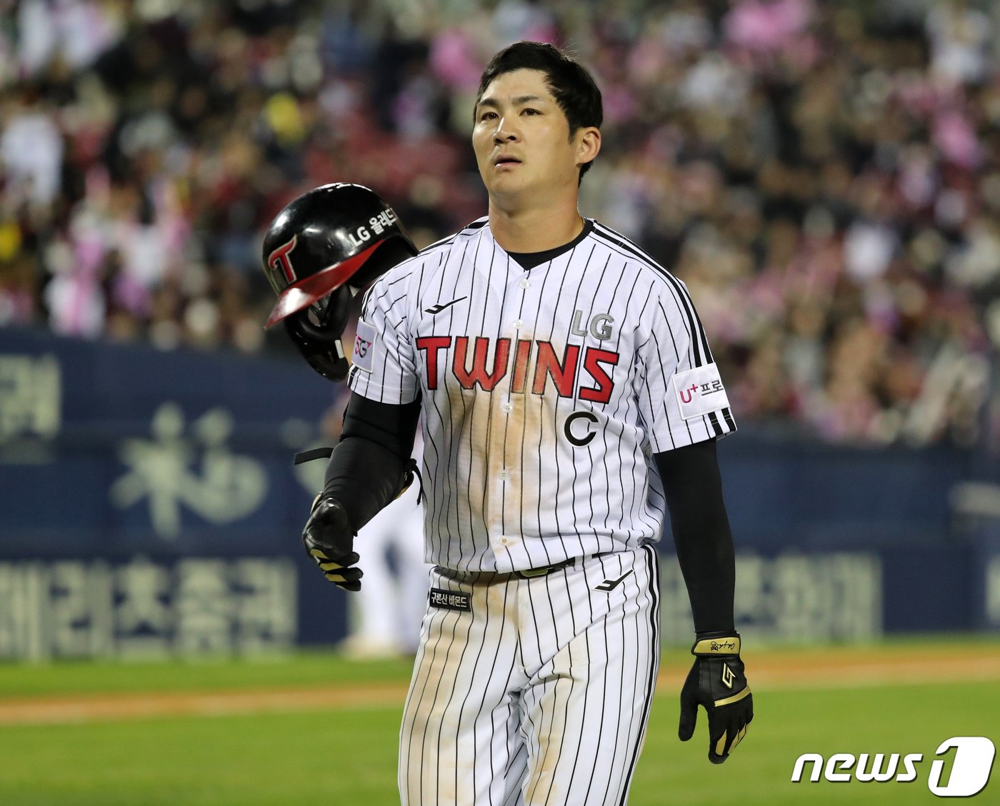 본문 이미지 - 24일 오후 서울 송파구 잠실야구장에서 열린 ‘2022 신한은행 SOL KBO 포스트시즌’ 플레이오프 1차전 키움 히어로즈와 LG 트윈스의 경기, LG 오지환이 7회말 2사 3루에서 2루수 라인드라이브로 아웃된 후 아쉬워하고 있다. 2022.10.24/뉴스1 ⓒ News1 김진환 기자