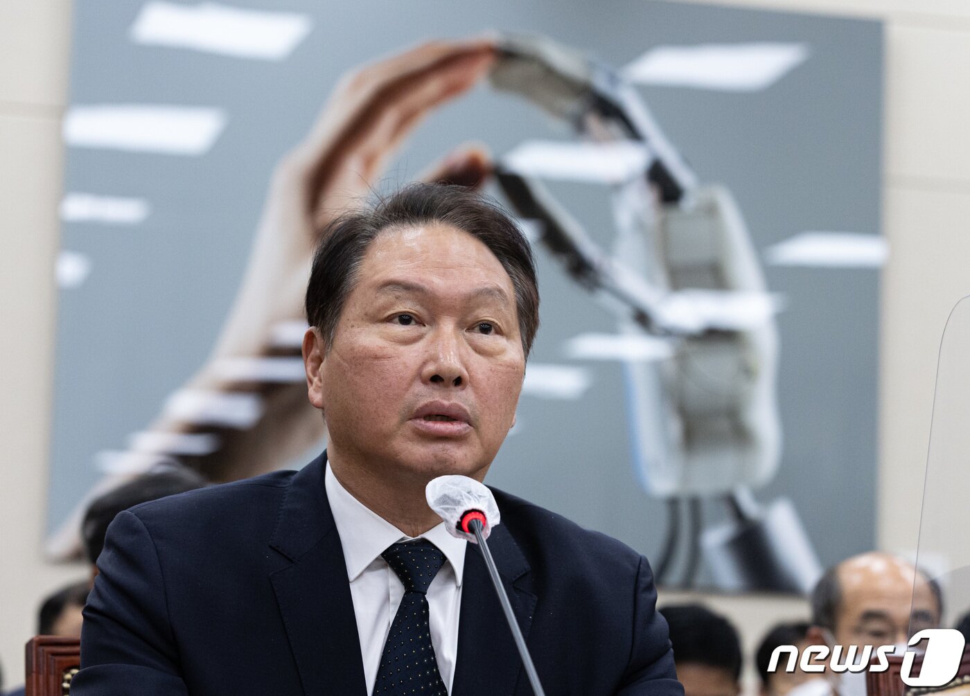 본문 이미지 - 최태원 SK 회장이 24일 서울 여의도 국회에서 열린 과학기술정보방송통신위원회의 과학기술정보통신부 등에 대한 종합감사에 증인으로 출석, 의원 질의에 답변하고 있다. 2022.10.24/뉴스1 ⓒ News1 이재명 기자