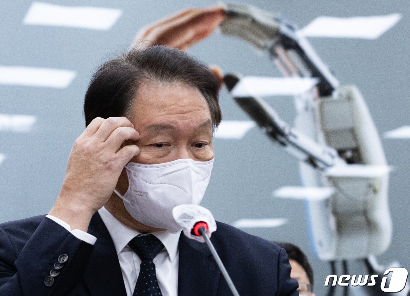 본문 이미지 - 최태원 SK 회장이 24일 서울 여의도 국회에서 열린 과학기술정보방송통신위원회의 과학기술정보통신부 등에 대한 종합감사에 증인으로 출석, 얼굴을 만지고 있다. 2022.10.24/뉴스1 ⓒ News1 이재명 기자