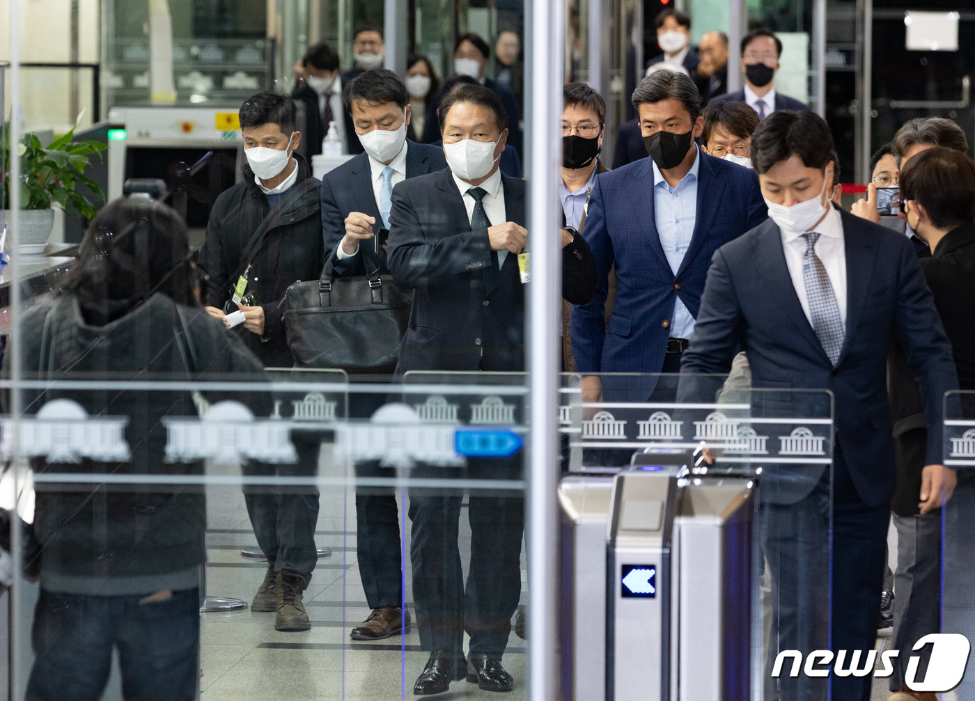 (서울=뉴스1) 이재명 기자 = 최태원 SK 회장이 24일 서울 여의도 국회에서 열린 과학기술정보방송통신위원회의 과학기술정보통신부 등에 대한 종합감사에 증인으로 출석하기 위해 본청 …