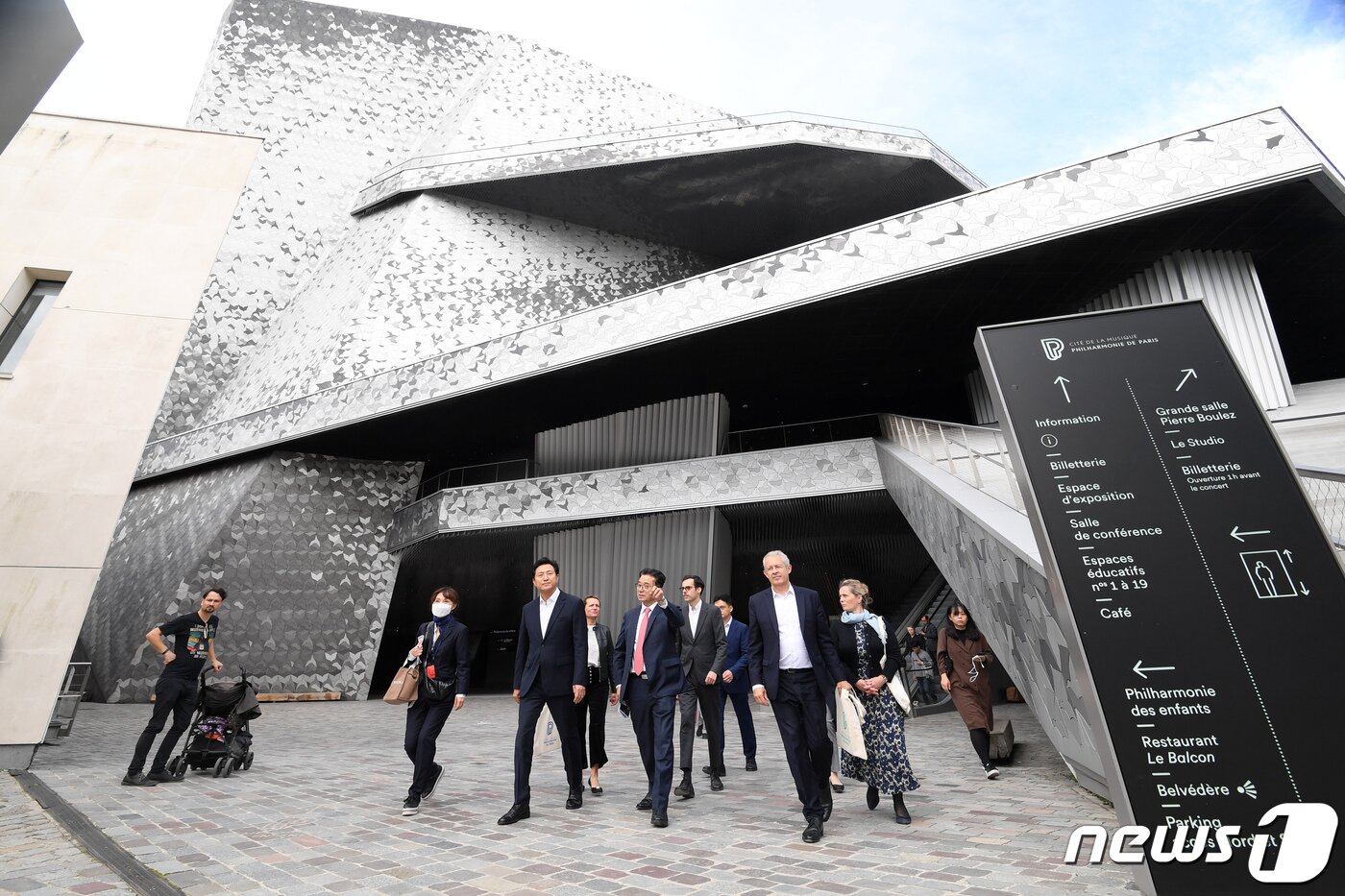 본문 이미지 - 오세훈 서울시장이 23일 오후(현지시간) 티보 말리보 드 까마 필하모니 드 파리 부관장과 함께 필하모니 드 파리의 외관을 둘러보고 있다. 2022.10.23. (서울시 제공). @News1