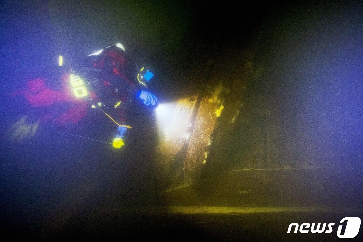 본문 이미지 - 24일(현지시간) 스웨덴의 해양 고고학자들이 17세기 군함을 추가로 발견했다. 사진은 스웨덴 스톡홀름 수도 외각에서 해양 고고학자들이 17세기 군함 '바사'를 연구하기 위해 잠수한 모습. ⓒ AFP=뉴스1 ⓒ News1 권진영 기자