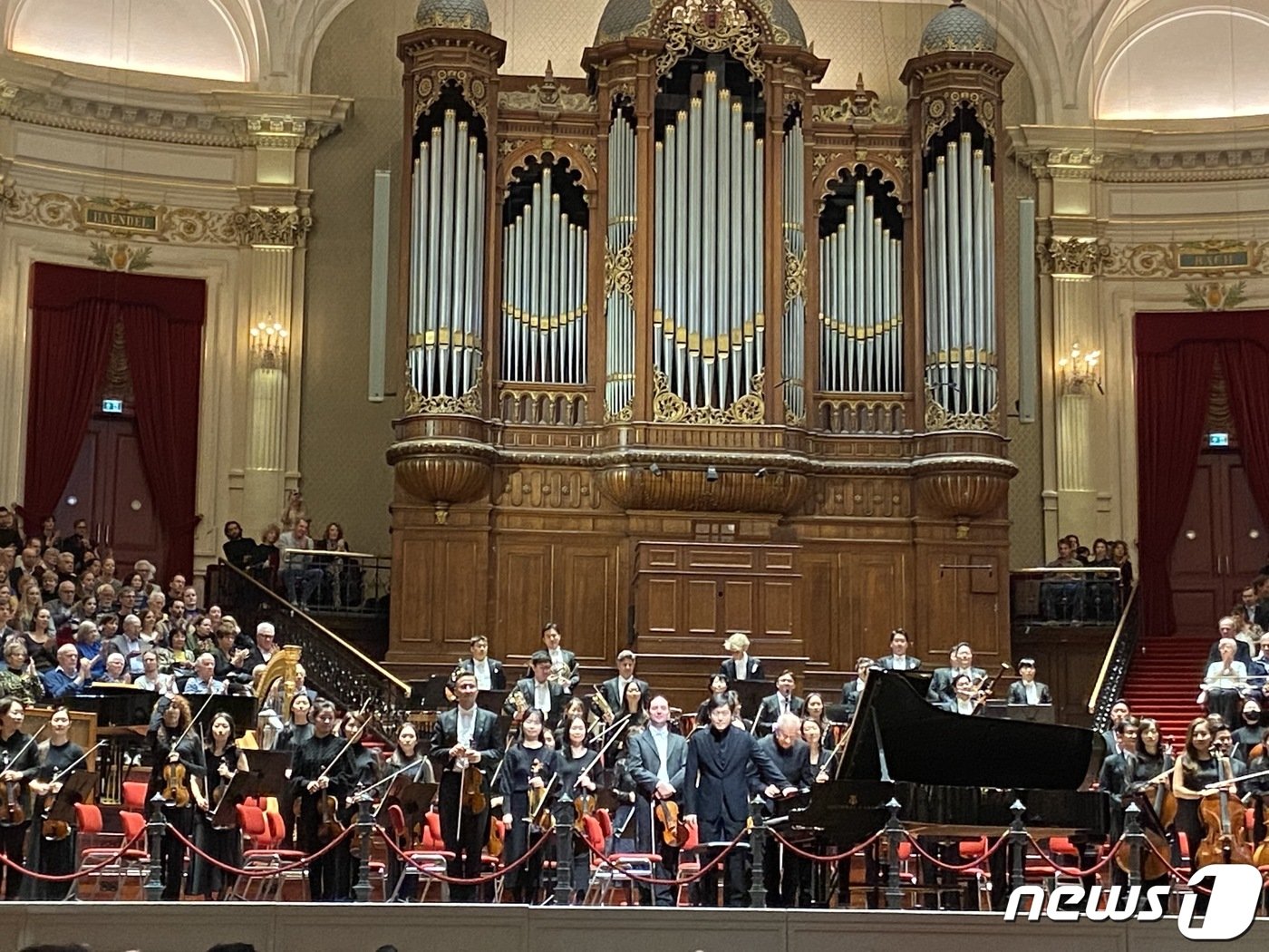 본문 이미지 - 피아니스트 김선욱은 서울시향과 협연으로 차이콥스키 피아노 협주곡 제 1번을 연주했다. 공연 후 관객들에게 인사하는 피아니스트 김선욱. ⓒ News1