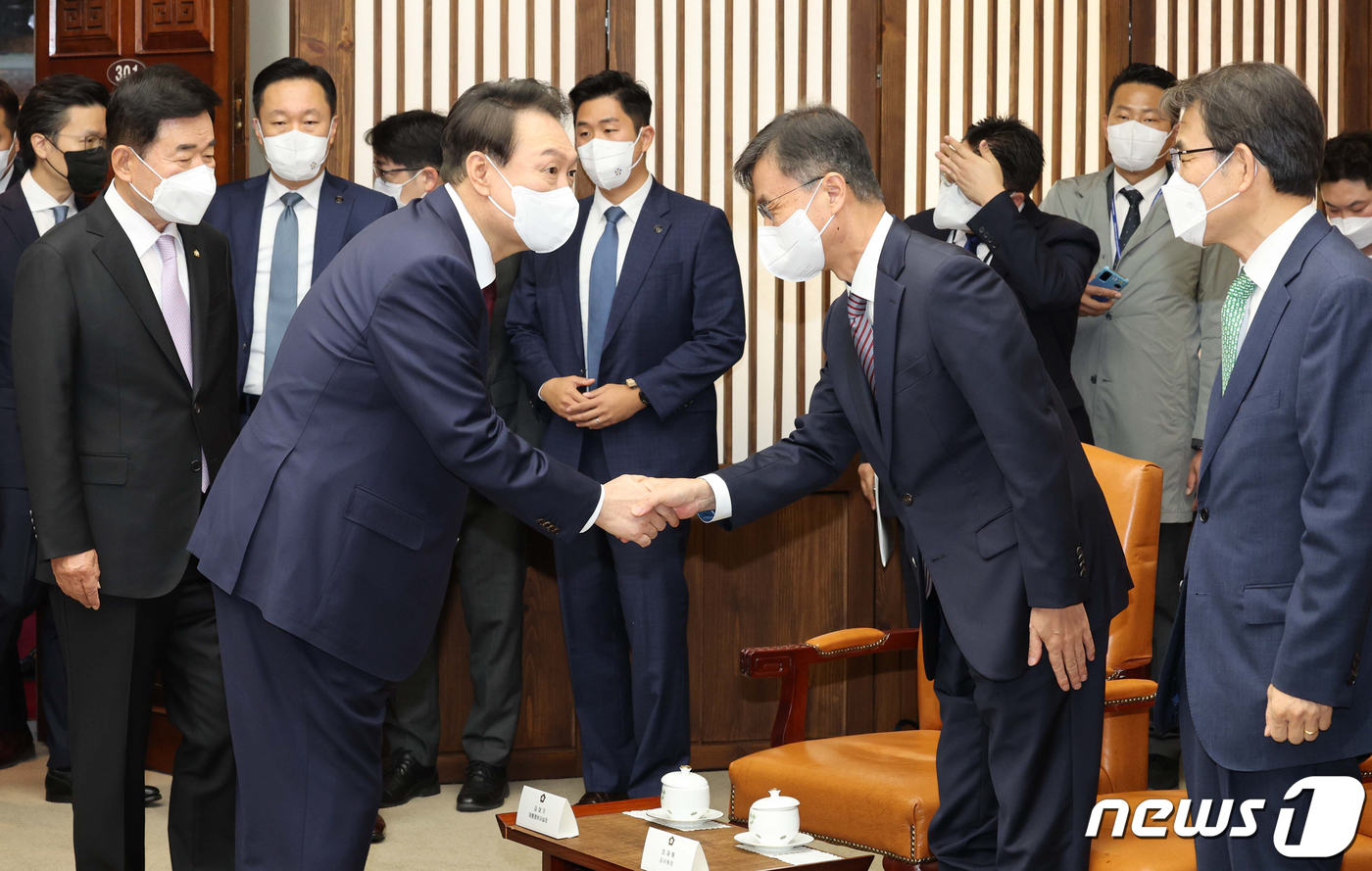 (서울=뉴스1) 허경 기자 = 윤석열 대통령이 25일 서울 여의도 국회에서 내년도 정부 예산안에 대한 시정연설에 앞서 마련된 사전환담에서 최재해 감사원장과 악수하고 있다. (공동취 …