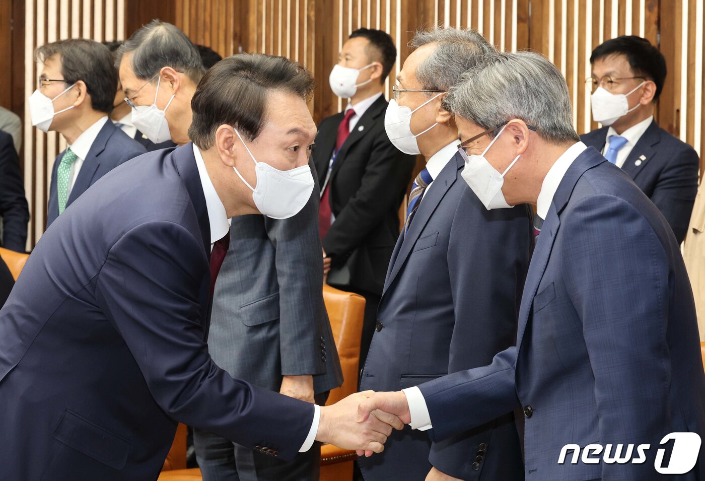 본문 이미지 - 윤석열 대통령이 25일 서울 여의도 국회에서 내년도 정부 예산안에 대한 시정연설에 앞서 마련된 사전환담에서 김명수 대법원장과 악수하고 있다. (공동취재) 2022.10.25 ⓒ 뉴스1 허경 기자