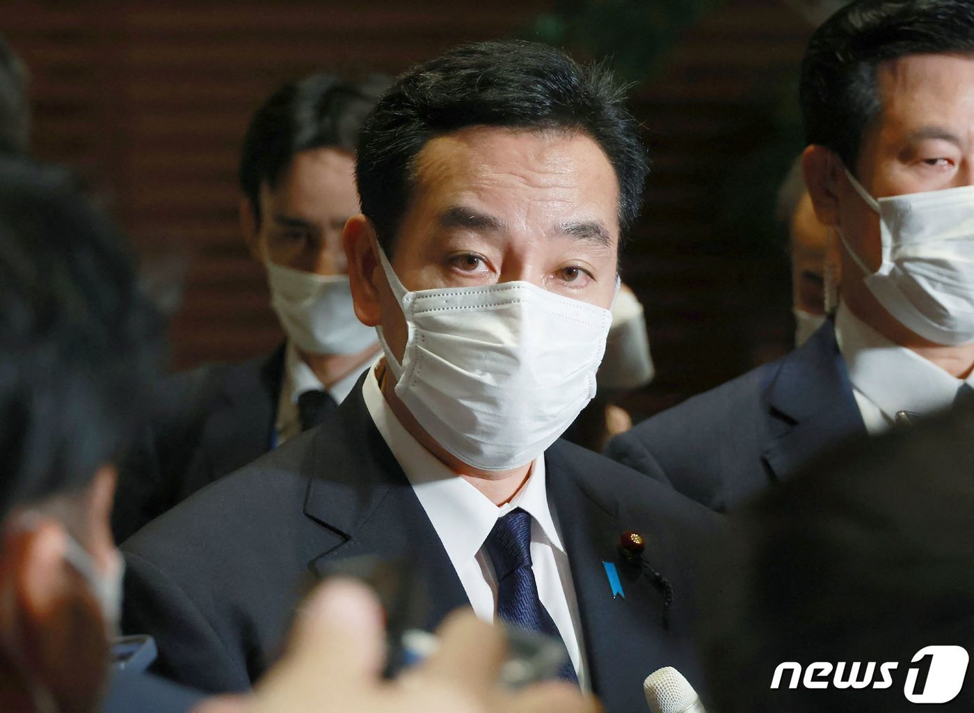 본문 이미지 - 야마기와 다이시로 일본 경제 재생 담당상이 24일(현지시간) 도쿄 총리 관저에서 통일교와의 유착 의혹으로 사임을 한 뒤 취재진을 만나고 있다. ⓒ AFP=뉴스1 ⓒ News1 우동명 기자