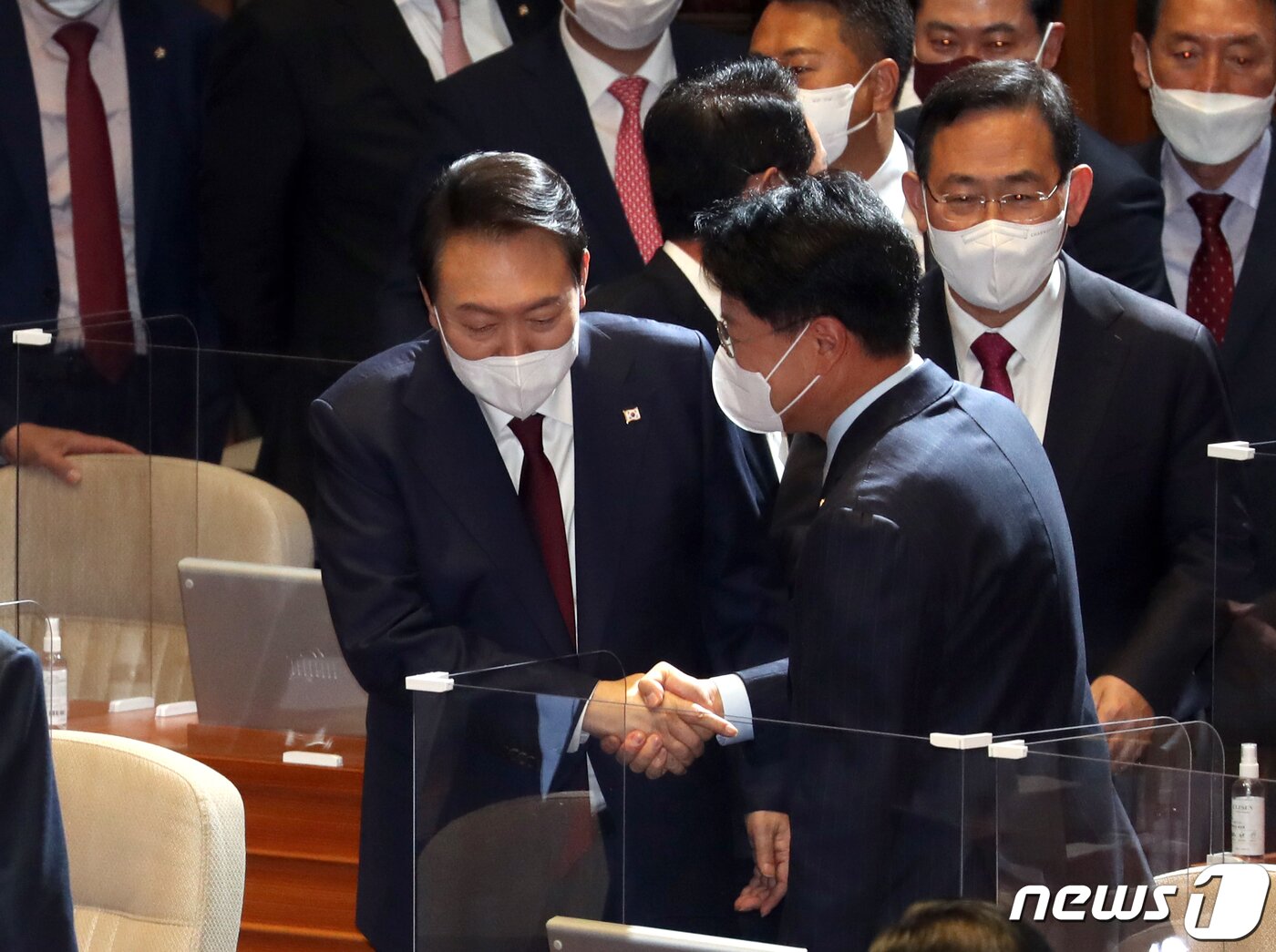 본문 이미지 - 윤석열 대통령이 25일 서울 여의도 국회 본회의장에서 2023년 예산안 시정연설을 마친 후 국민의힘 장제원 의원과 인사하고 있다. (공동취재) 2022.10.25/뉴스1 ⓒ News1 허경 기자