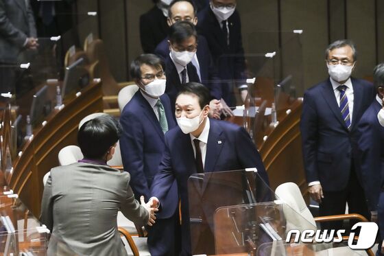 윤석열 대통령이 지난해 10월 25일 서울 여의도 국회 본회의장에서 열린 2023년 예산안 시정연설을 마친 후 조정훈 시대전환 의원과 인사를 하고 있다. (공동취재) © News1 이재명 기자