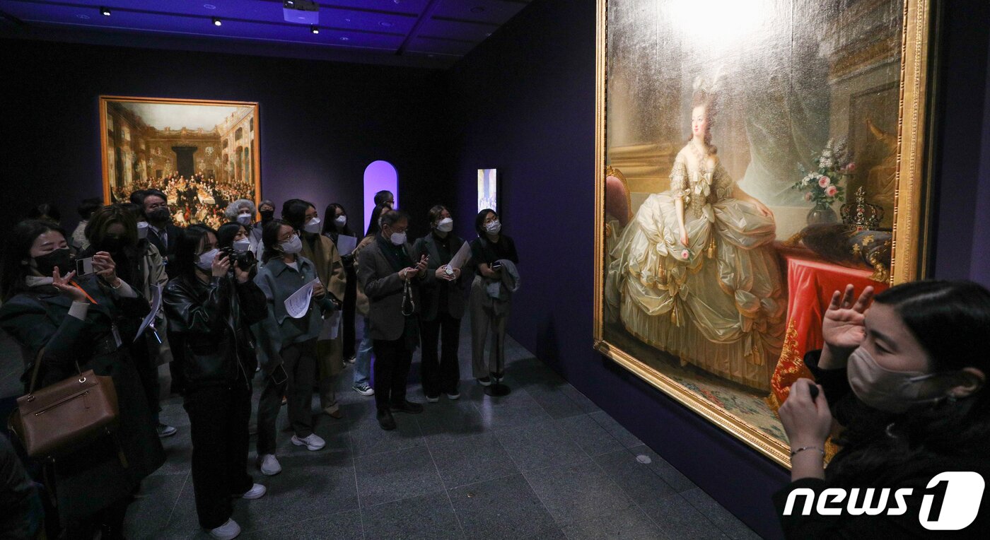 본문 이미지 - 25일 오전 서울 용산구 국립중앙박물관에서 열린 '합스부르크 600년, 매혹의 걸작들' 특별전 언론공개회에서 참석자들이 큐레이터의 설명을 들으며 비제 르브룅의 '프랑스 왕비 마리 앙투아네트'를 보고 있다. 한국과 오스트리아 수교 130주년을 기념해 열린 이번 전시에는 합스부르크 왕가가 15세기부터 20세기 초까지 수집한 루벤스, 벨라스케스, 반 다이크 등 화가들의 작품과 걸작들이 걸려 있다. 전시는 내년 3월 1일까지 계속된다. 2022.10.25/뉴스1 ⓒ News1 안은나 기자