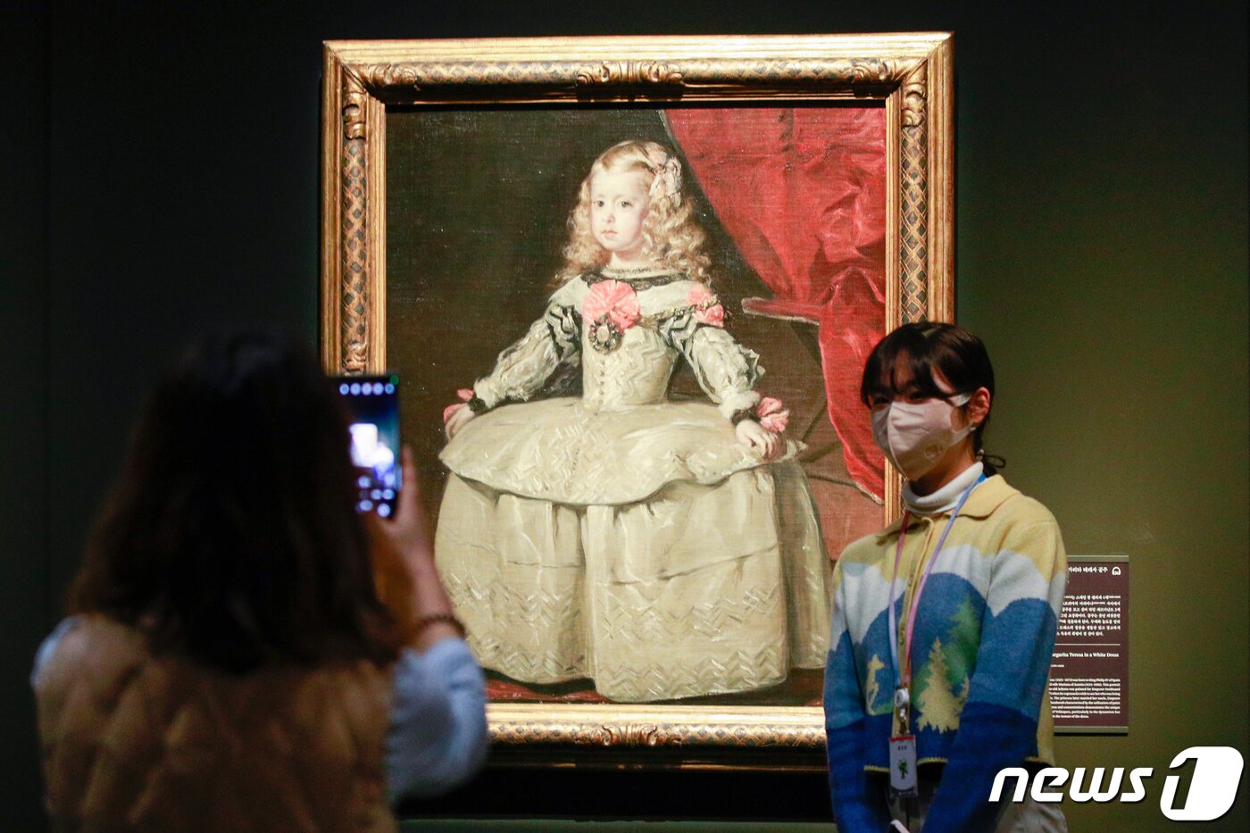 본문 이미지 - 25일 오전 서울 용산구 국립중앙박물관에서 열린 '합스부르크 600년, 매혹의 걸작들' 특별전 언론공개회에서 한 참석자가 디에고 벨라스케스의 '흰 옷을 입은 마르가리타 테레사 공주'를 촬영하고 있다. 한국과 오스트리아 수교 130주년을 기념해 열린 이번 전시에는 합스부르크 왕가가 15세기부터 20세기 초까지 수집한 루벤스, 벨라스케스, 반 다이크 등 화가들의 작품과 걸작들이 걸려 있다. 내년 3월 1일까지. 2022.10.25/뉴스1 ⓒ News1 안은나 기자