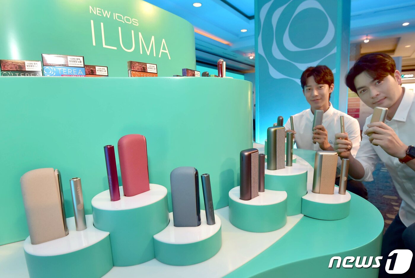 본문 이미지 - 25일 서울 중구 롯데호텔 그랜드볼룸에서 모델들이 한국필립모리스가 출시한 아이코스 일루마 시리즈를 소개하고 있다. 한국필립모리스가 출시하는 아이코스 일루마 시리즈는 새로운 방식의 담배 가열 시스템(Tobacco Heating System)이 적용되어 블레이드가 없고 클리닝이 필요 없다는 점이 특징이다. 아이코스 일루마 시리즈는 오는 11월10일부터 전국 15개 모든 아이코스 직영 매장을 비롯해 서울, 부산 및 수도권 일부 지역의 아이코스 공식 판매처 및 편의점에서 판매된다. 이에 앞선 10월 28일부터는 전국 10개 아이코스 직영 매장에서 사전 구매가 시작된다. (한국필립모리스 제공) 2022.10.25/뉴스1