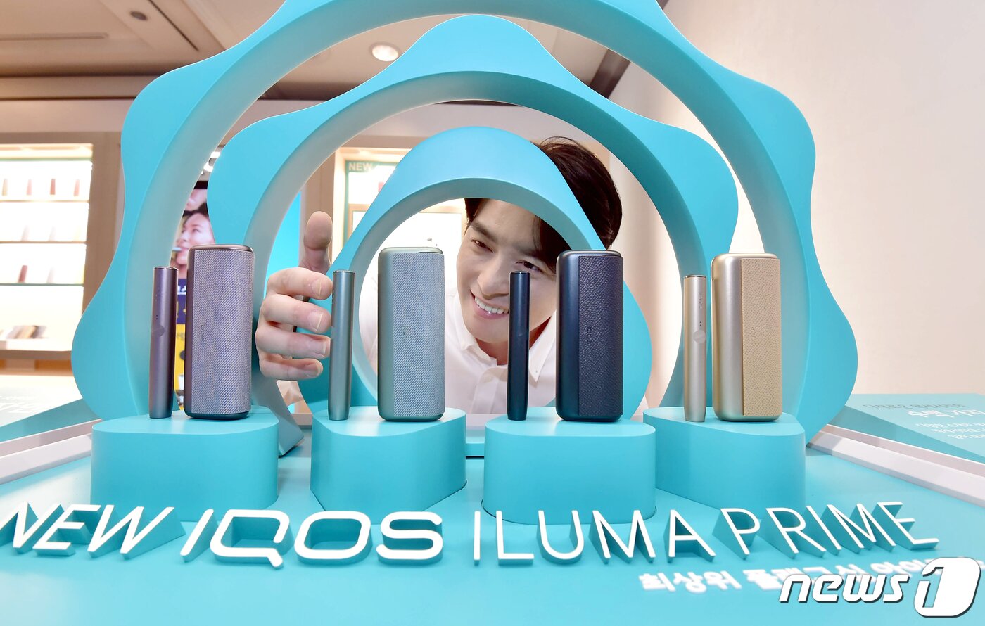 본문 이미지 - 25일 서울 중구 롯데호텔 그랜드볼룸에서 모델들이 한국필립모리스가 출시한 아이코스 일루마 시리즈를 소개하고 있다. (한국필립모리스 제공) 2022.10.25/뉴스1