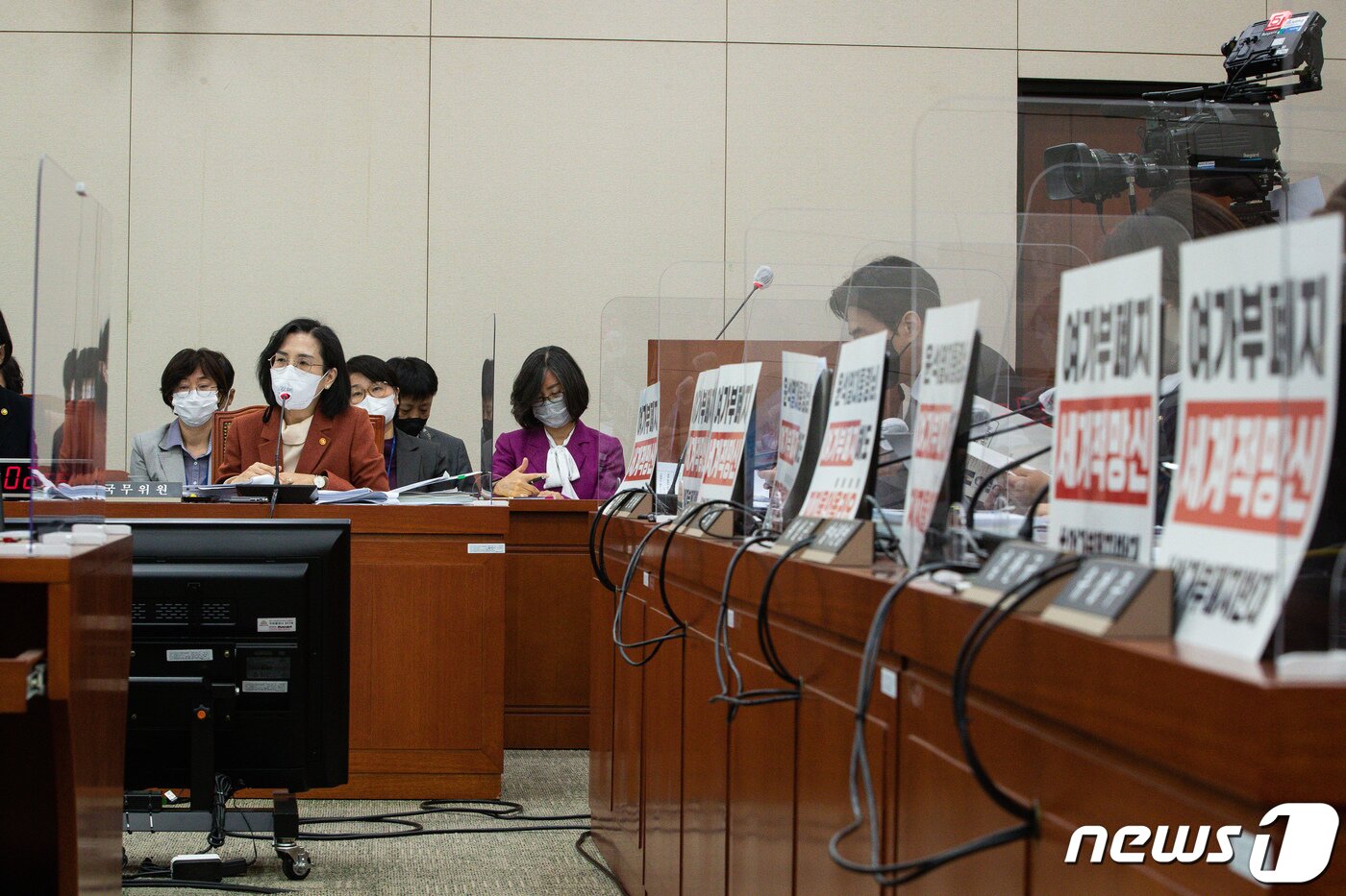 본문 이미지 - 김현숙 여성가족부 장관이 서울 여의도 국회에서 지난 10월25일 열린 여성가족위원회의 여성가족부 등 소관기관에 대한 국정감사에서 의원 질의에 답하고 있다. 답변하는 김 장관 오른쪽으로 야당 의원들이 놓은 여가부 폐지 반대 손팻말이 놓여 있다. 2022.10.25/뉴스1 ⓒ News1 유승관 기자