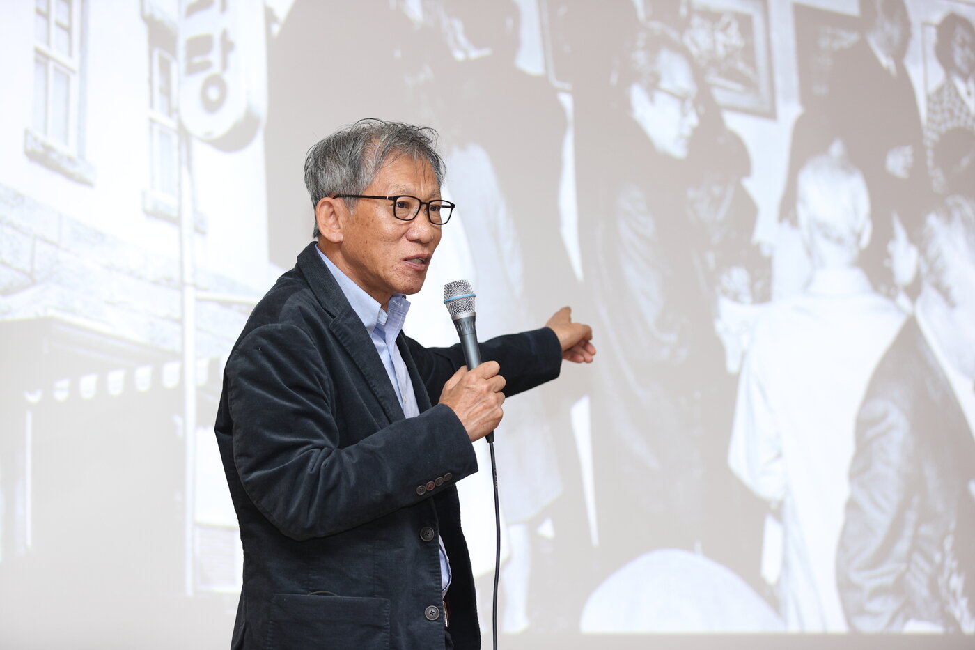 본문 이미지 - 나의 문화유산답사기' 서울편 3·4권을 펴낸 유홍준 한국학중앙연구원 이사장이 25일 서울 마포구 창비서교빌딩에서 기자간담회를 가졌다. (창비 제공)  