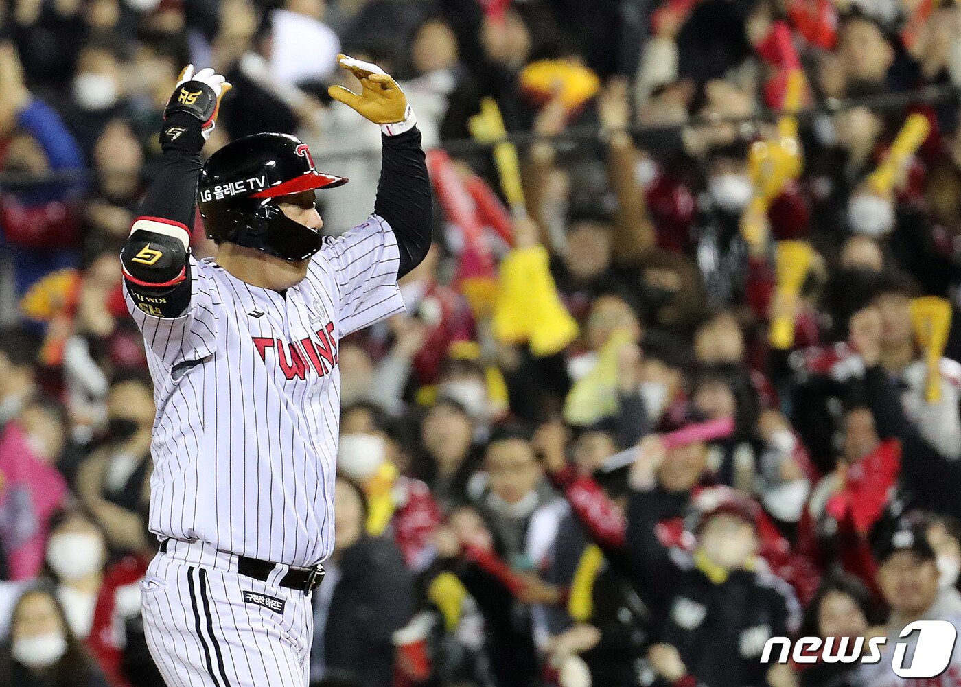 본문 이미지 - 25일 서울 송파구 잠실야구장에서 열린 프로야구 &#39;2022 신한은행 SOL KBO 포스트시즌&#39; 플레이오프 2차전 LG 트윈스와 키움 히어로즈의 경기에서 5회말 무사 2루 상황 LG 김현수가 1타점 1루타를 치고 환호하고 있다. 2022.10.25/뉴스1 ⓒ News1 박세연 기자