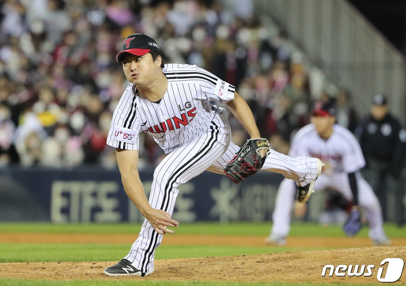 25일 서울 송파구 잠실야구장에서 열린 프로야구 &#39;2022 신한은행 SOL KBO 포스트시즌&#39; 플레이오프 2차전 키움 히어로즈와 LG 트윈스의 경기에서 LG 고우석이 역투하고 있다. 2022.10.25/뉴스1 ⓒ News1 임세영 기자