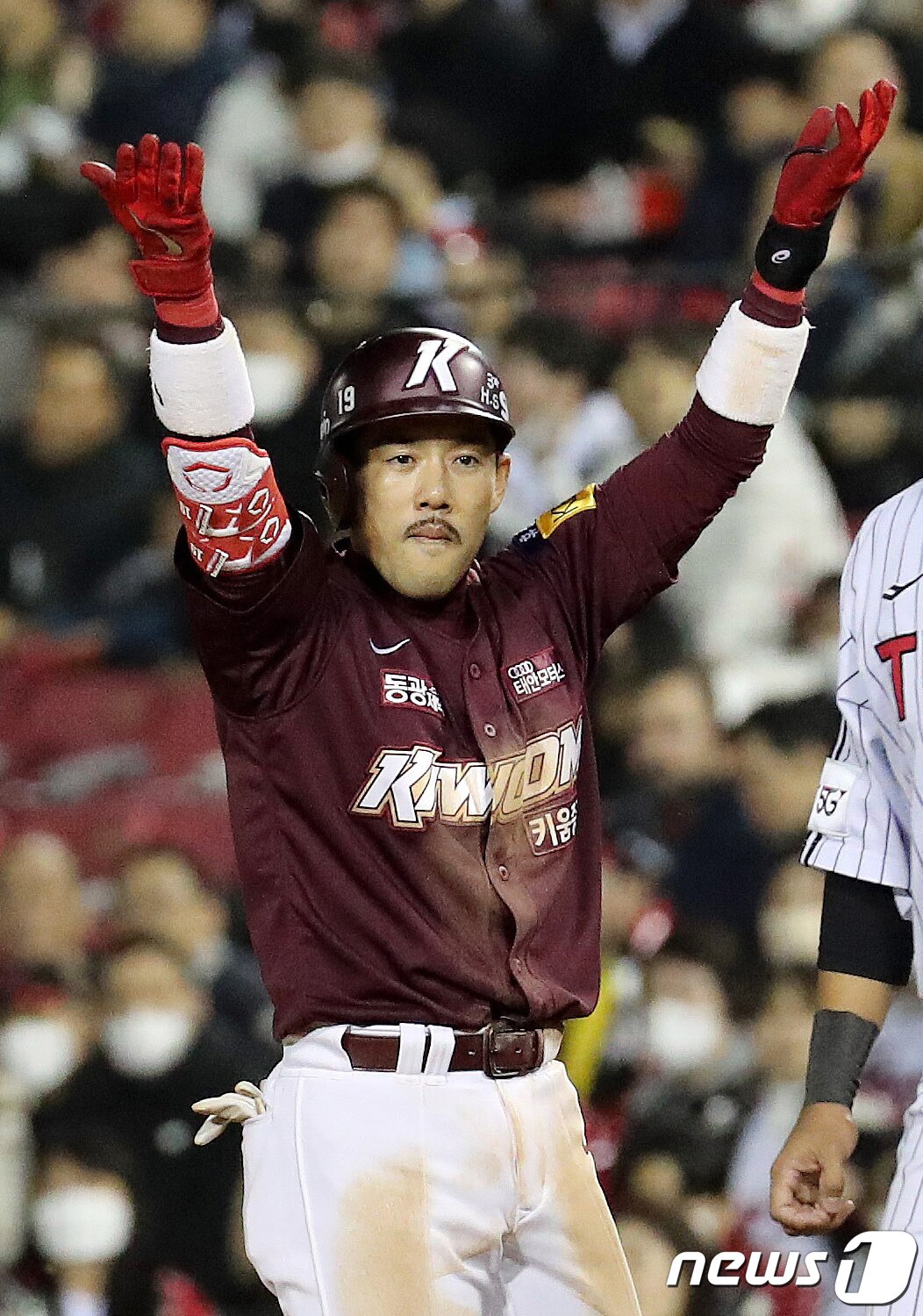 본문 이미지 - 25일 서울 송파구 잠실야구장에서 열린 프로야구 &#39;2022 신한은행 SOL KBO 포스트시즌&#39; 플레이오프 2차전 LG 트윈스와 키움 히어로즈의 경기에서 키움 이용규가 2회초 2사 2,3루상황 2타점 1루타를 치고 환호하고 있다. 키움은 7대6으로 승리했다. 2022.10.25/뉴스1 ⓒ News1 박세연 기자