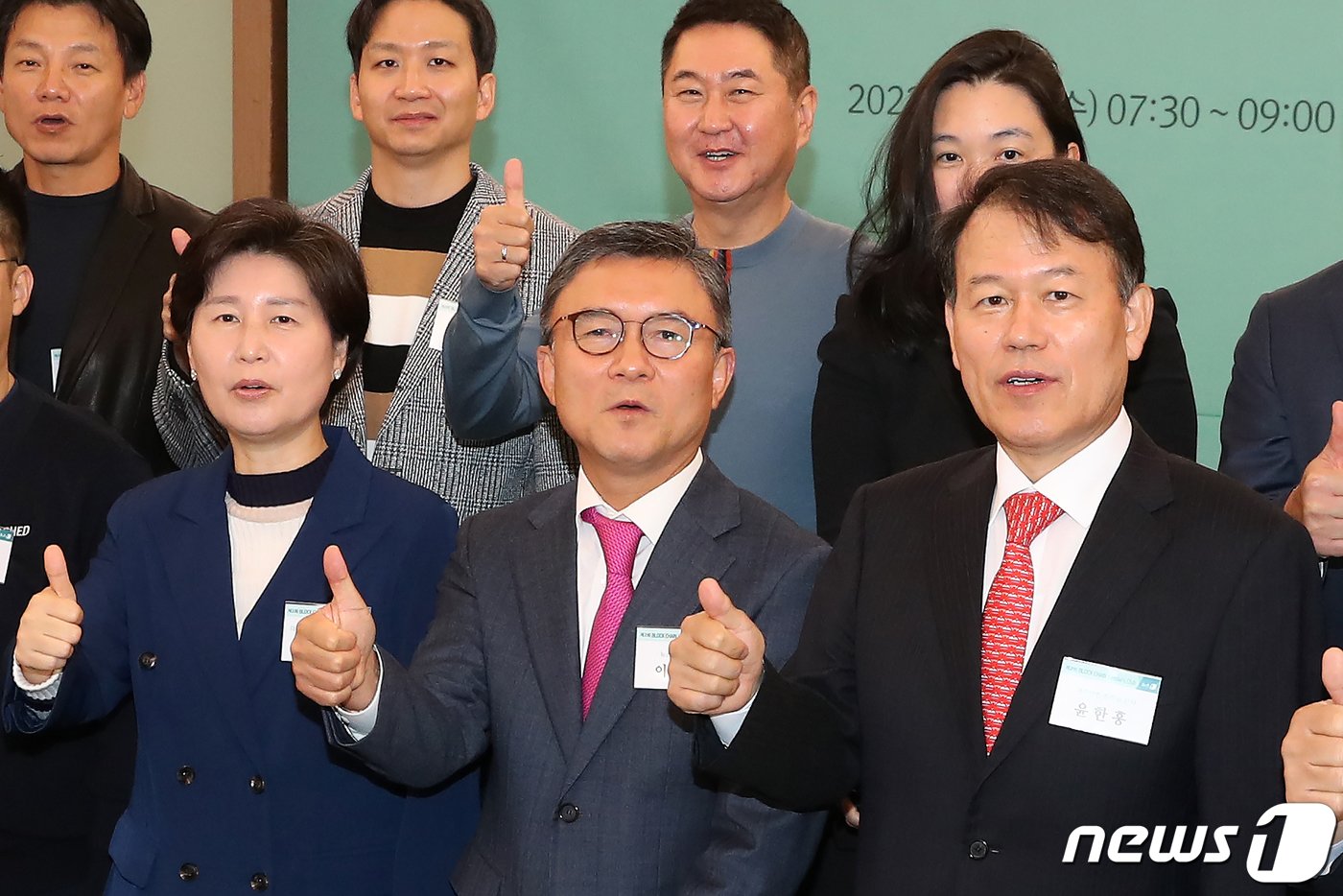 본문 이미지 - 이백규 뉴스1 대표와 백혜련 국회 정무위원회 위원장, 윤한홍 정무위 여당 간사 등 참석자들이 26일 오전 서울 중구 롯데호텔에서 열린 &#39;제2회 블록체인 리더스 클럽&#39;에서 기념 촬영을 하고 있다. 2022.10.26/뉴스1 ⓒ News1 민경석 기자
