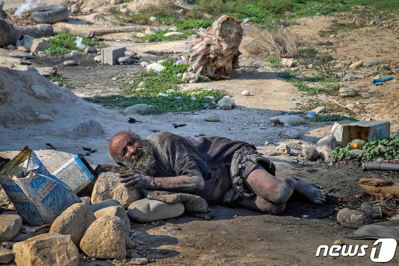 본문 이미지 - 67년간 씻지 않은 이란의 아무 하지(94)가 세상을 떠났다. ⓒ AFP=뉴스1