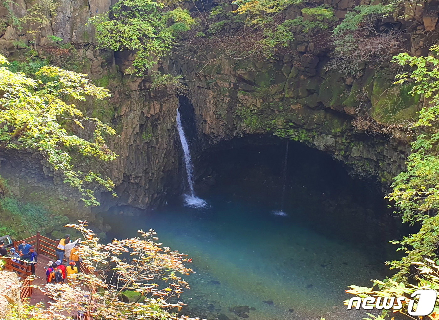 비둘기낭 폭포. 숲속에 감추어진 비밀의 폭포에 초록 물이 가득 담긴 물웅덩이와 커다란 동굴.