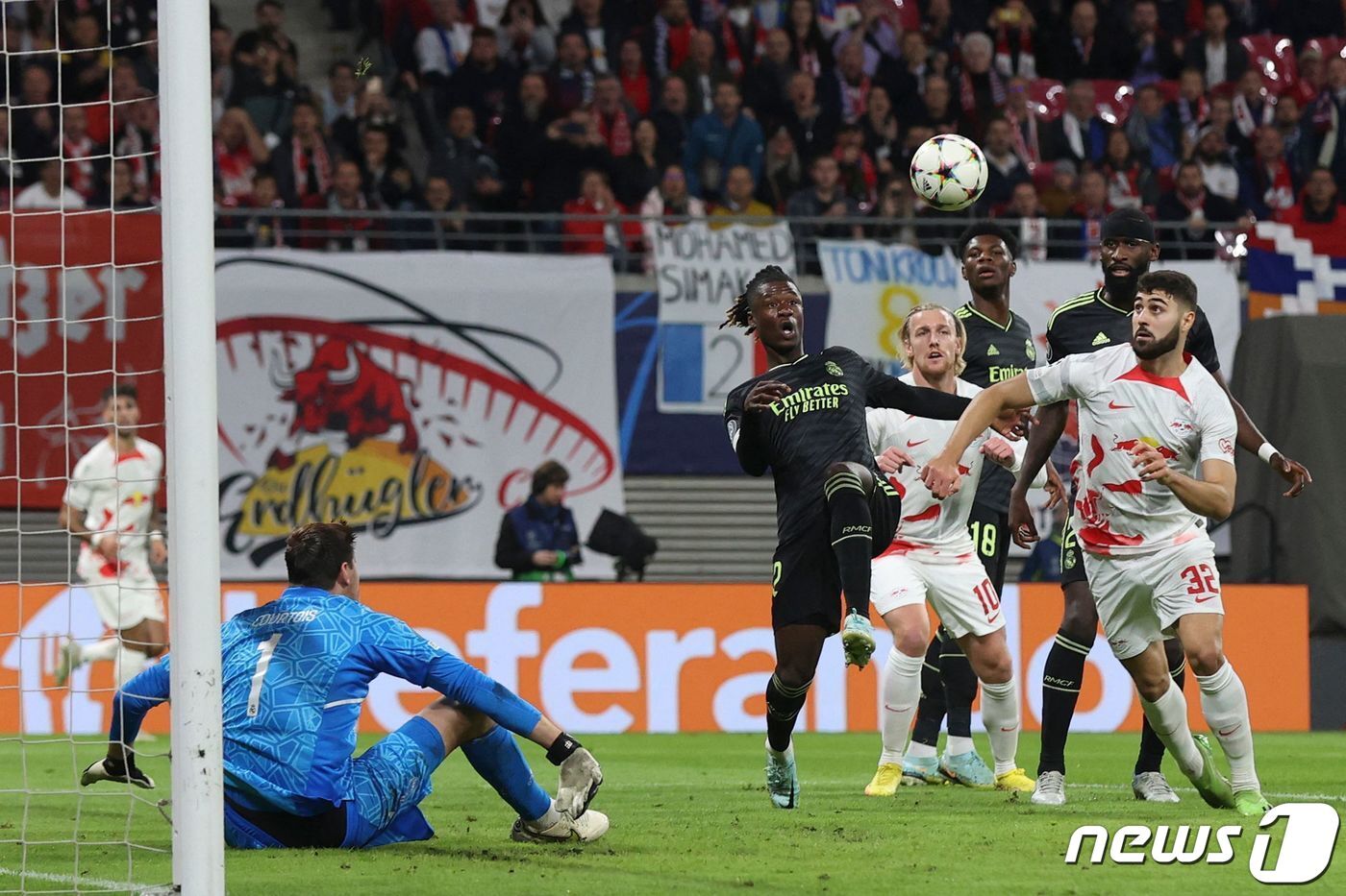 본문 이미지 - 라이프치히와 레알 마드리드의 경기 모습 ⓒ AFP=뉴스1