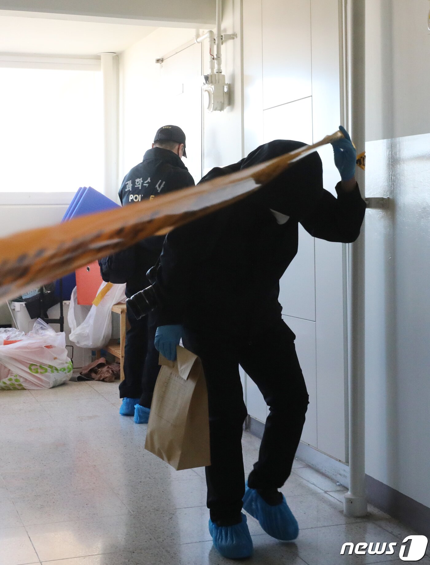 본문 이미지 - 26일 오전 경기 광명시의 한 아파트에서 경찰 과학수사대가 현장 감식 중 밖으로 나오고 있다. 2022.10.26/뉴스1 ⓒ News1 김영운 기자