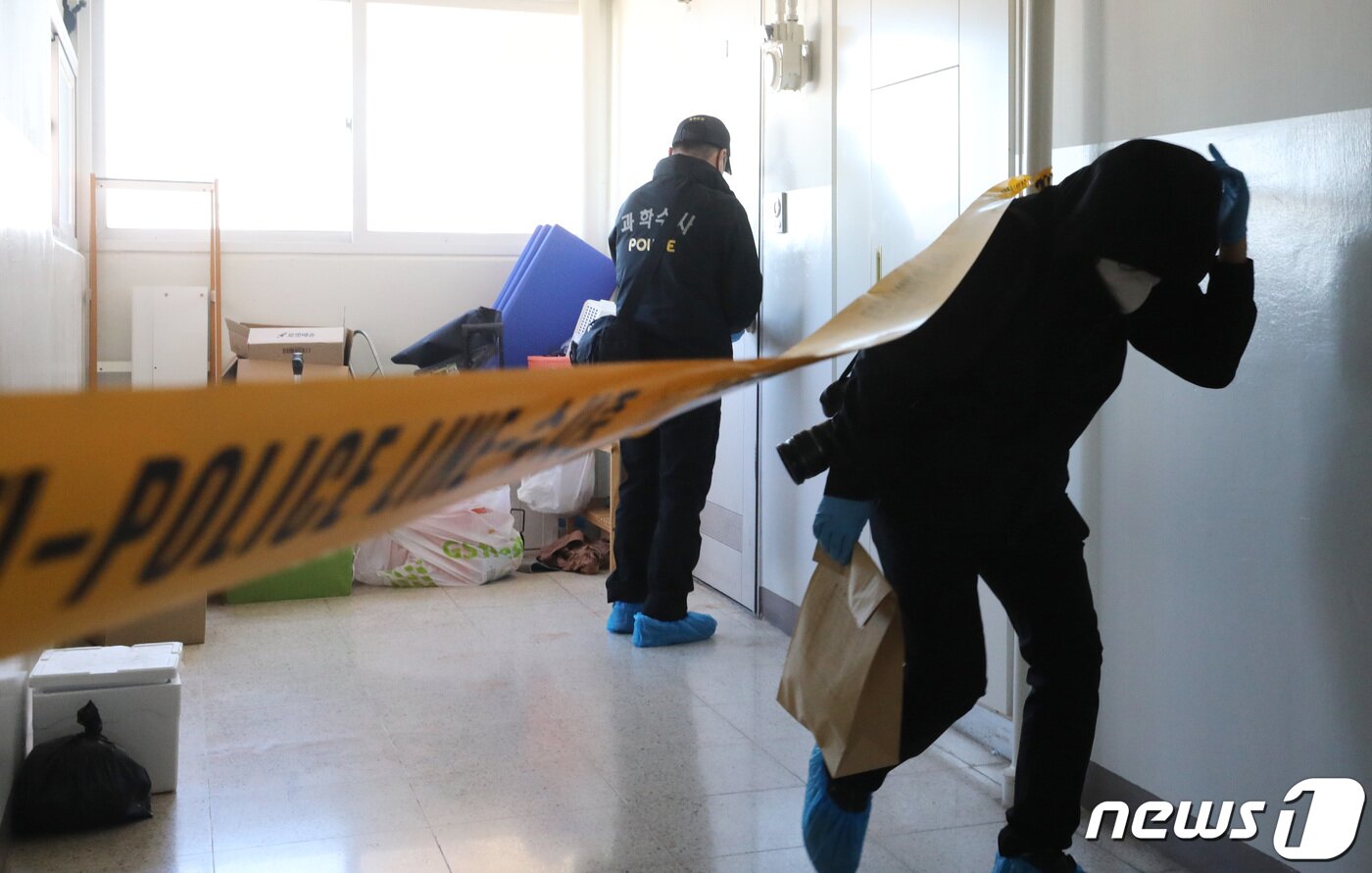 본문 이미지 - 26일 오전 경기 광명시의 한 아파트에서 경찰 과학수사대가 현장 감식 중 밖으로 나오고 있다. 2022.10.26/뉴스1 ⓒ News1 김영운 기자