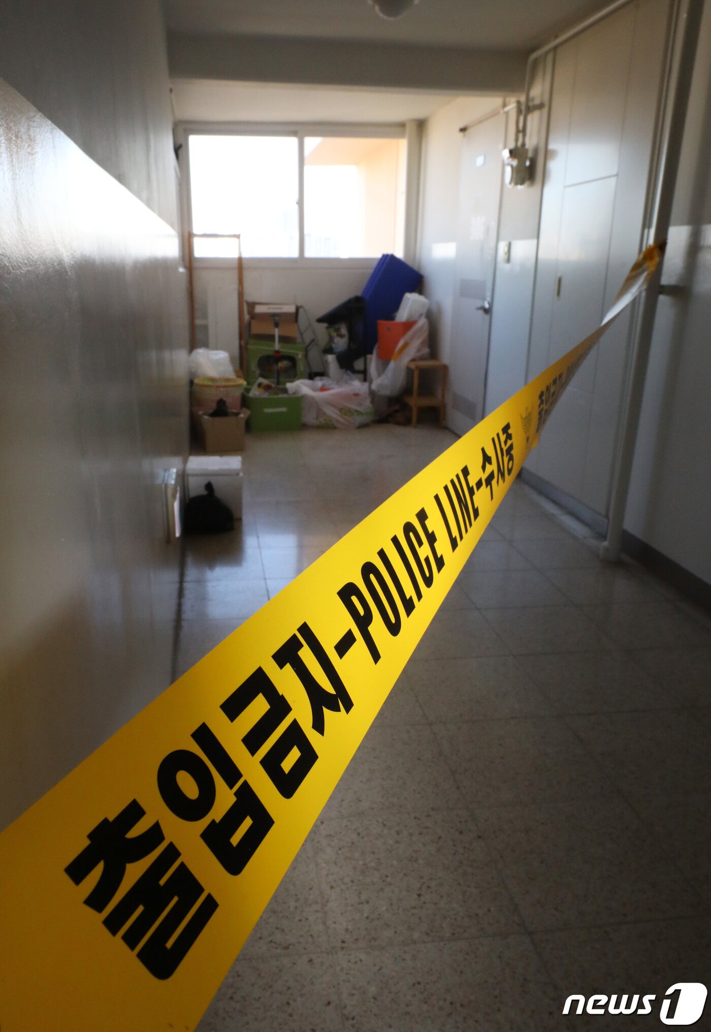 본문 이미지 - 26일 오전 경기 광명시의 한 아파트에 폴리스라인이 쳐져 있다.2022.10.26/뉴스1 ⓒ News1 김영운 기자