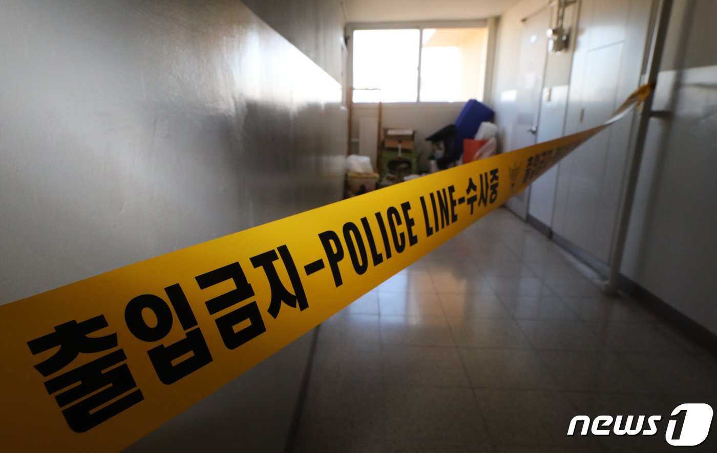 본문 이미지 - 26일 오전 경기 광명시의 한 아파트에 폴리스라인이 쳐져 있다. 2022.10.26/뉴스1 ⓒ News1 김영운 기자