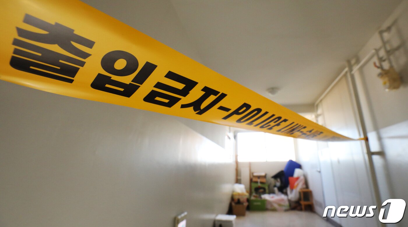 본문 이미지 - 26일 오전 경기 광명시의 한 아파트에 폴리스라인이 쳐져 있다.2022.10.26/뉴스1 ⓒ News1 김영운 기자