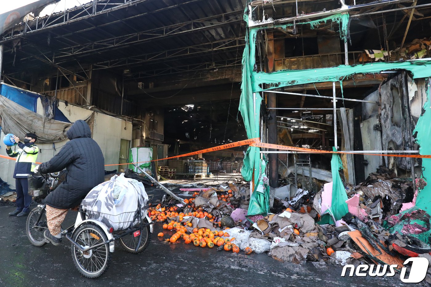 26일 오전 대구 북구 매천시장 화재 현장이 전날 화재로 인해 폐허로 변한 채 통제되고 있다. 2022.10.26/뉴스1 ⓒ News1 공정식 기자