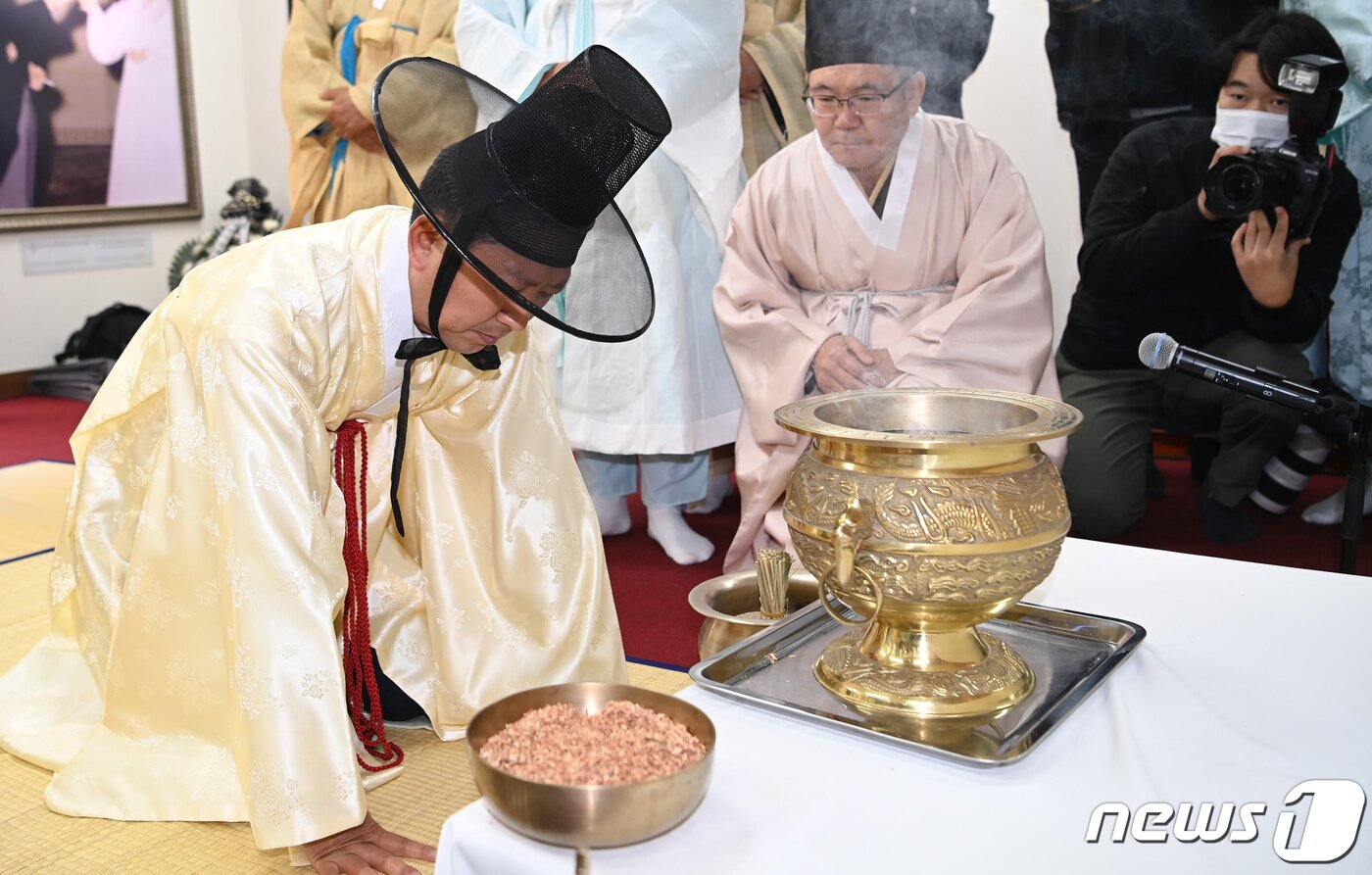본문 이미지 - 26일 구미 박정희대통령 생가에서 열린 박정희대통령 43주기 추모제에서 김장호 구미시장이 초헌관으로 추모제례를 올리고 있다. (구미시 제공) 2022.10.26/뉴스1 