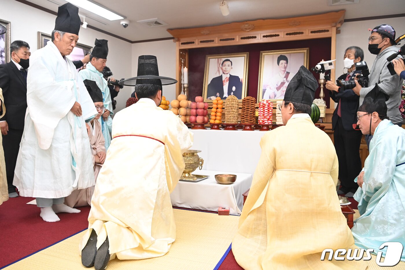 본문 이미지 - 26일 구미 박정희대통령 생가에서 열린 박정희대통령 43주기 추모제에서 김장호 구미시장이 초헌관으로 추모제례를 올리고 있다. (구미시 제공) 2022.10.26/뉴스1 