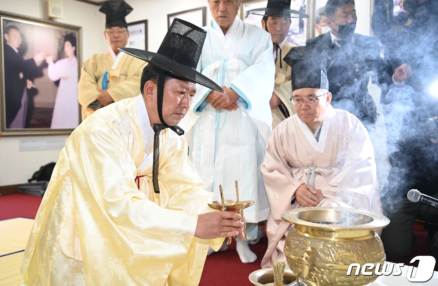 본문 이미지 - 26일 구미 박정희대통령 생가에서 열린 박정희대통령 43주기 추모제에서 김장호 구미시장이 초헌관으로 추모제례를 올리고 있다. (구미시 제공) 2022.10.26/뉴스1 