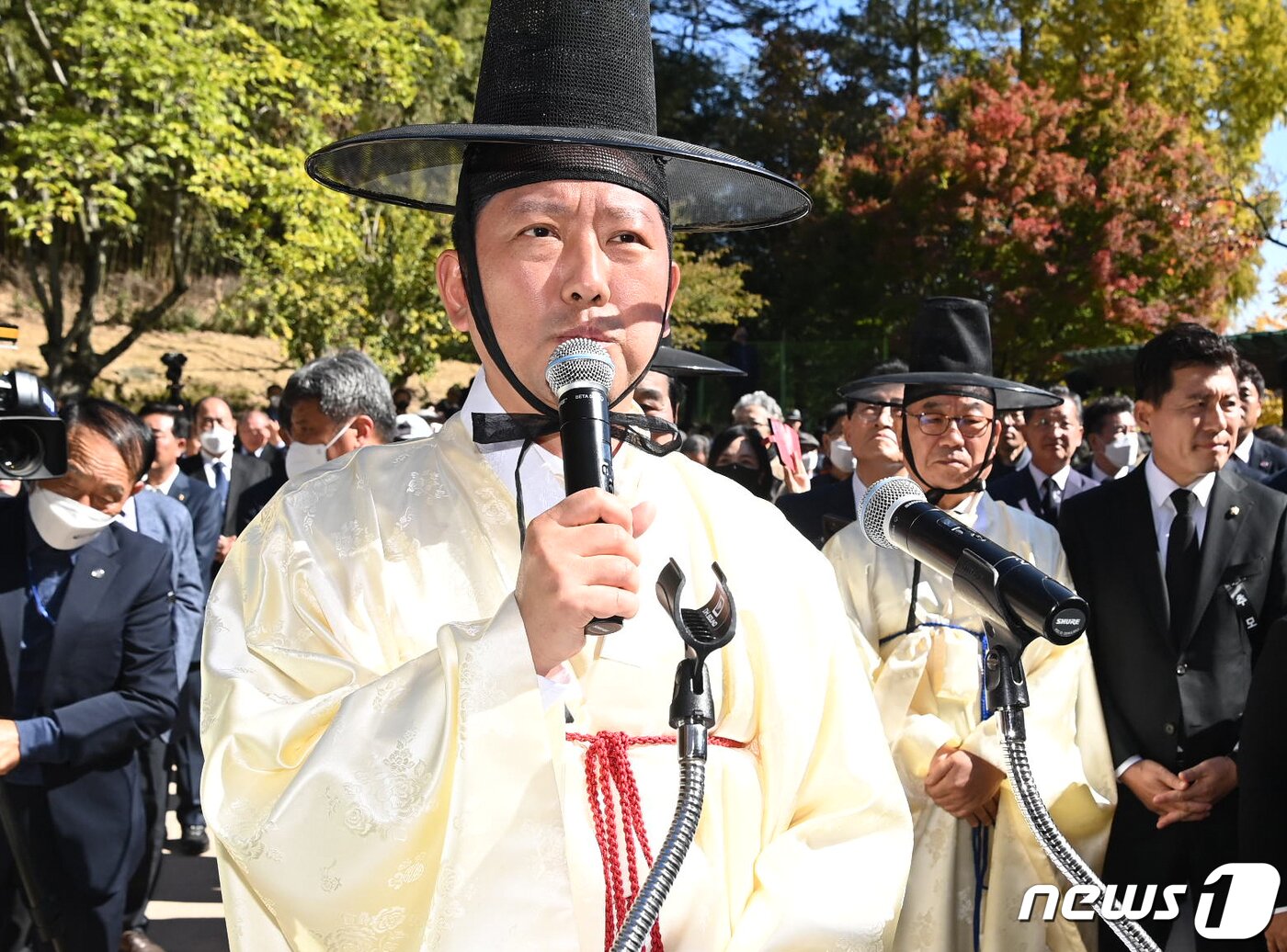 본문 이미지 - 26일 구미 박정희대통령 생가에서 열린 박정희대통령 43주기 추모제에서 김장호 구미시장이 추도사를 하고 있다. (구미시 제공) 2022.10.26/뉴스1 