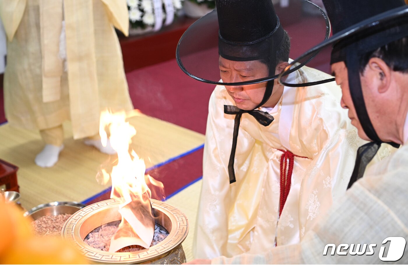 본문 이미지 - 26일 구미 박정희대통령 생가에서 열린 박정희대통령 43주기 추모제에서 김장호 구미시장이 추모제를 올리고 있다. (구미시 제공) 2022.10.26/뉴스1 