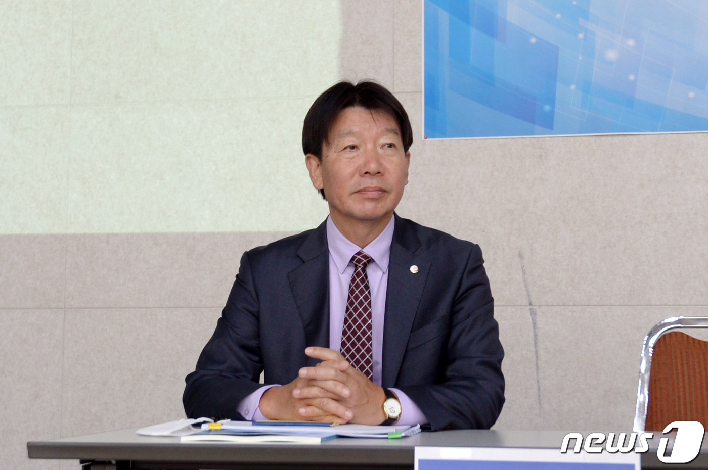 (광주=뉴스1) 이승현 기자 = 이용연 서영대학교 전 부총장이  26일 오후 광주 동구 YMCA 2층 무진관에서 열린 제10회 지방자치의 날 기념 대토론회에 참석해 있다.이날 토론 …