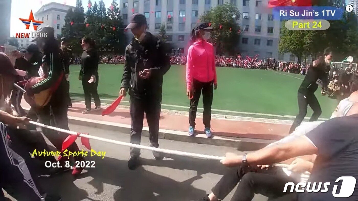 본문 이미지 - 북한 대외용 유튜브 채널인 '뉴 DPRK'가 22일 소학교 운동회 영상을 게재했다. 학생들과 학부모들이 마스크를 쓴 채 운동회에 참석했다. (출처=뉴 DPRK 갈무리)