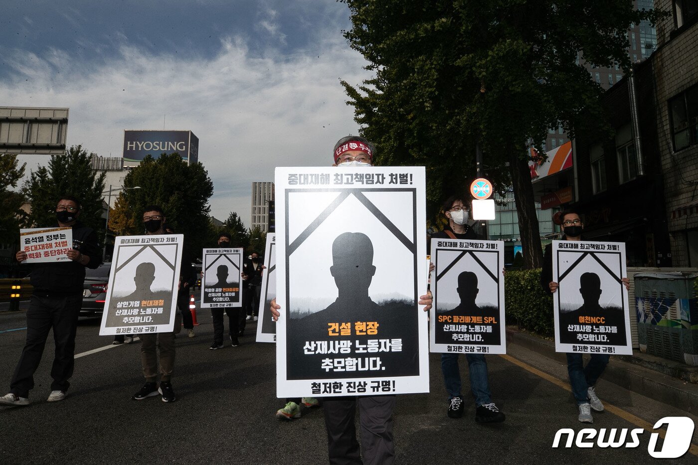 본문 이미지 - 전국민주노동조합총연맹 조합원들이 지난달 26일 오후 서울 중구 서울역 인근에서 '중대재해 처벌 무력화 하는 윤석열 정부 규탄 결의대회'를 갖고 용산 대통령실 방면으로 행진하고 있다. /뉴스1