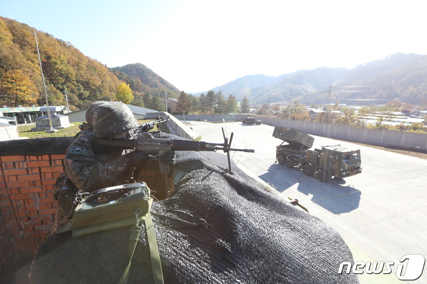 본문 이미지 - 2022년 호국‧화랑훈련 셋째날인 26일, 호국훈련 전면전 상황 하에 즉각 전투준비태세에 돌입한 2포병여단 천룡대대.(육군 2군단 제공) 2022.10.26/뉴스1