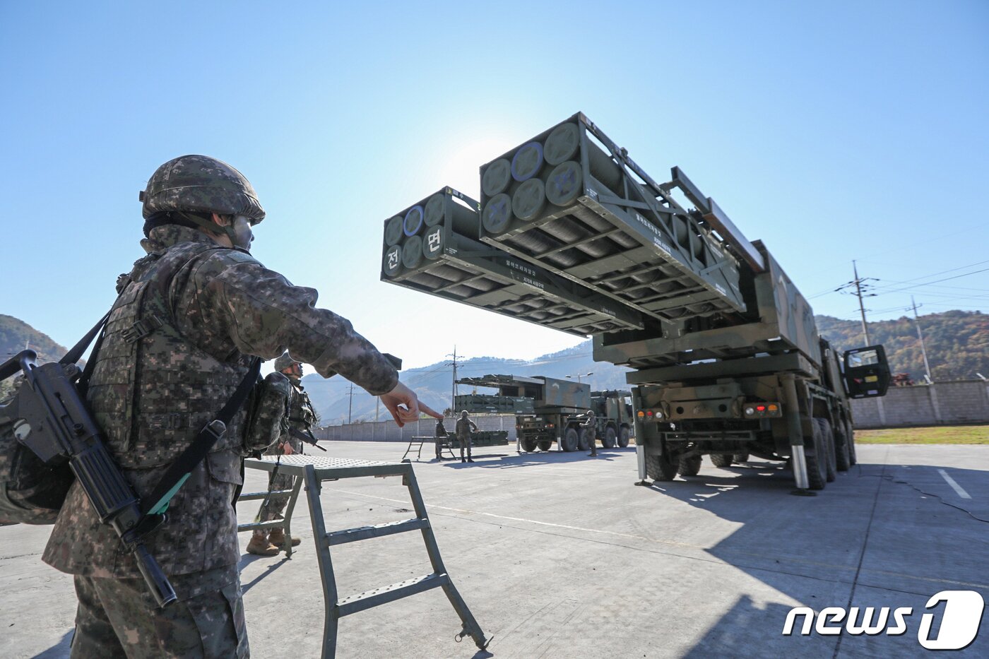 본문 이미지 - 2022년 호국‧화랑훈련 셋째날인 26일, 호국훈련 전면전 상황 하에 2포병여단 천룡대대 ‘천무’가 전투준비태세에 돌입하고 있다.(육군 2군단 제공) 2022.10.26/뉴스1