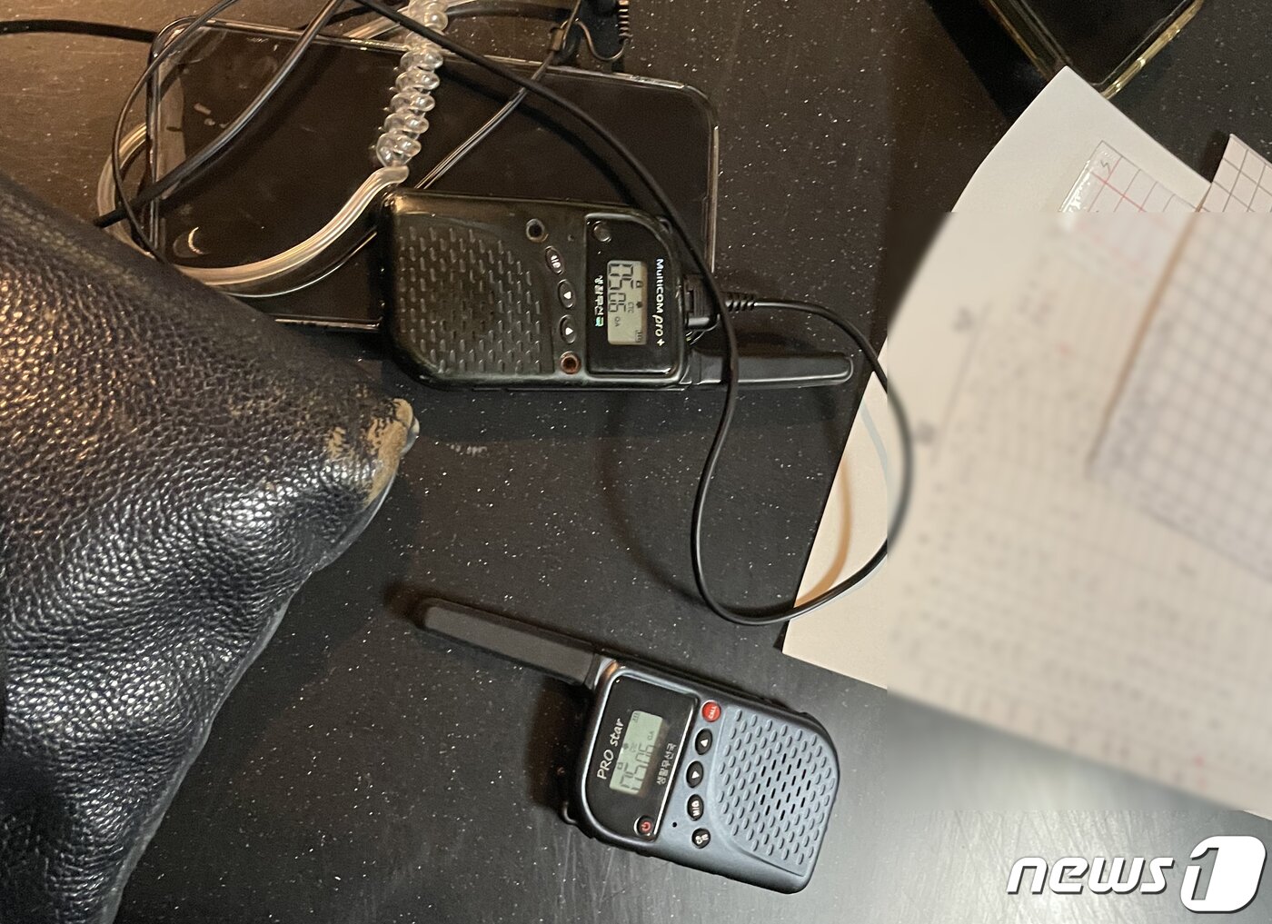 본문 이미지 - 지난 13일 울산 삼산동 성매매 업소 현장에서 발견된 장부와 무전기. (울산경찰청 제공)