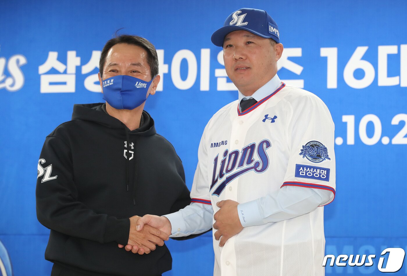 본문 이미지 - 박진만 신임 삼성라이온즈 감독(오른쪽)이 26일 오후 대구삼성라이온즈파크에서 열린 취임식에서 유니폼을 입고 원기찬 대표이사와 악수하고 있다. 2022.10.26/뉴스1 ⓒ News1 공정식 기자