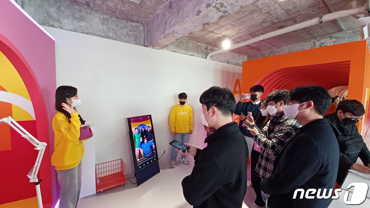 본문 이미지 - 26일 서울 성수동 밋 메타 팝업에서 이용자들이 인스타그램 릴스 제작 과정을 체험하고 있다.