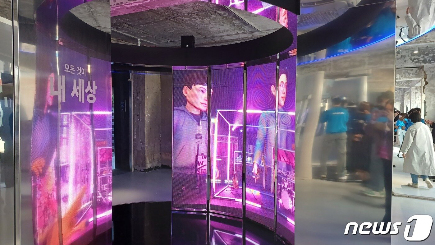 본문 이미지 - 26일 서울 성수동 밋 메타 팝업에 마련된 '모든 것이 내 세상' 체험존