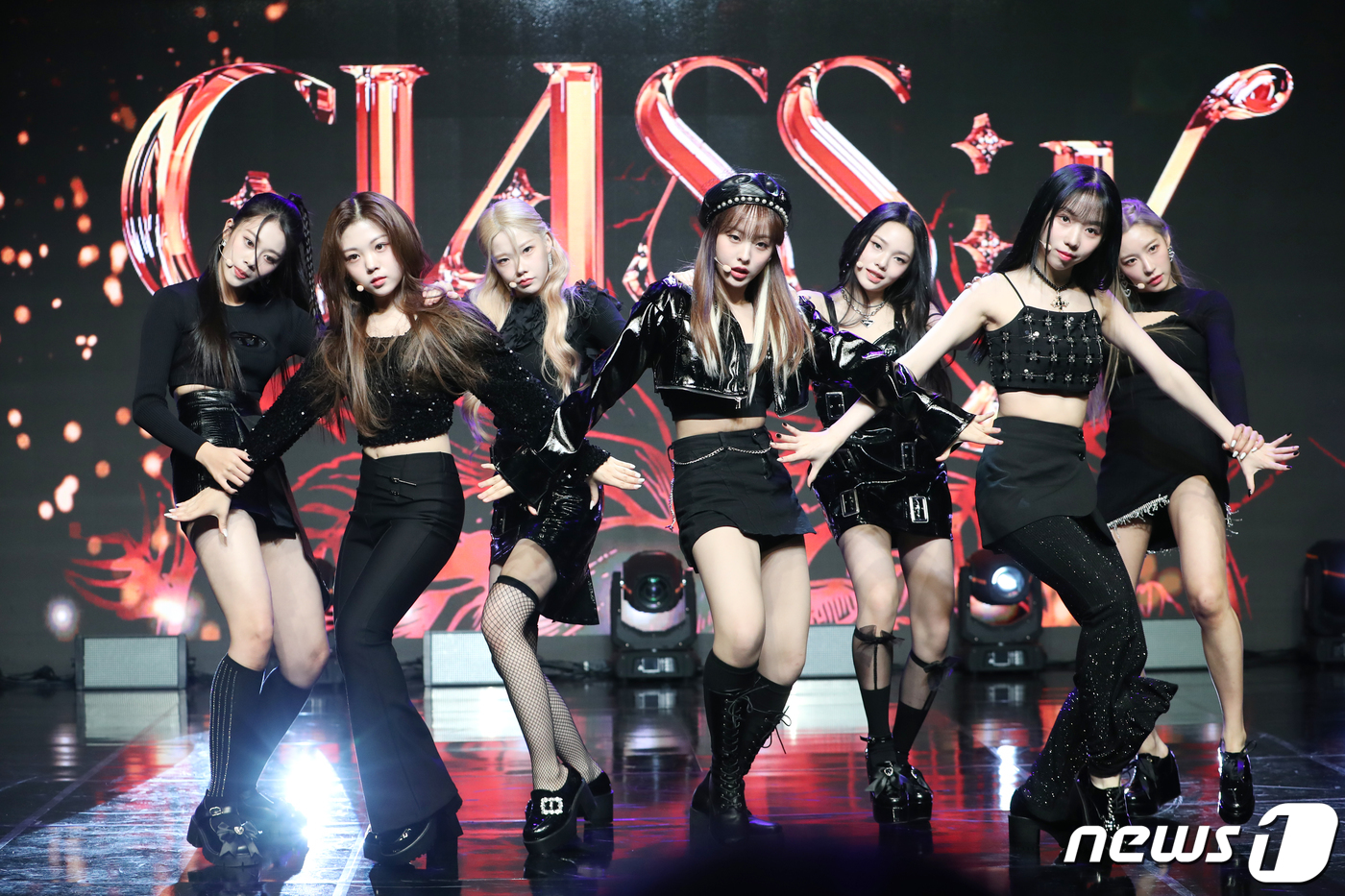 (서울=뉴스1) 권현진 기자 = 그룹 클라씨(CLASS:y)가 26일 서울 강남구 일지아트홀에서 가진 두 번째 미니앨범 ‘Day&Night(데이&나이트)’ 쇼케이스에서 신곡 ‘ZE …