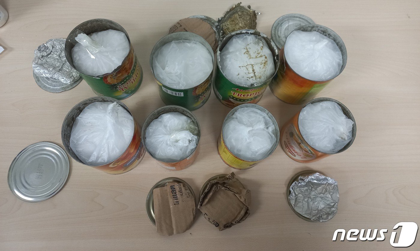 본문 이미지 - 서울경찰청 마약범죄수사대는 동남아시아에서 대량의 필로폰(3kg)을 밀수입하고 국내에서 유통시킨 피의자 등 8명을 검거, 그중 6명을 구속했다고 밝혔다. 사진은 통조림 속에 있던 필로폰 총 3.54kg. (서울경찰청 제공) 2022.10.26/뉴스1